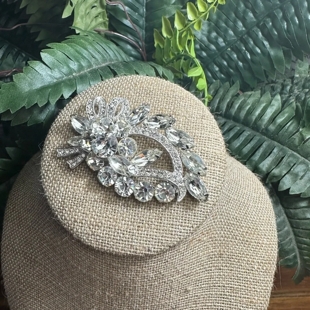 Elegant vintage Eisenberg Ice floral motif Brooch in Silver